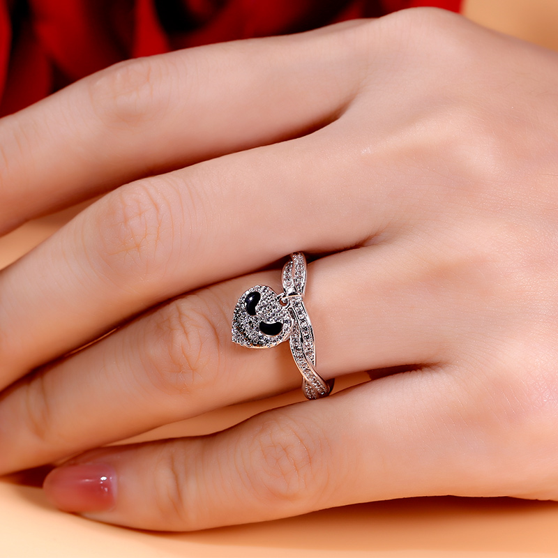 Jeulia "Pumpkin King" Heart Twist Design Sterling Silver Skull Ring