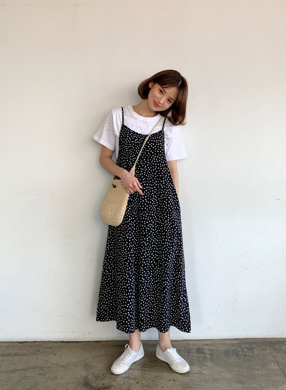 Thrifting Tips And Tricks To Get The Most Stylish 90’s Look