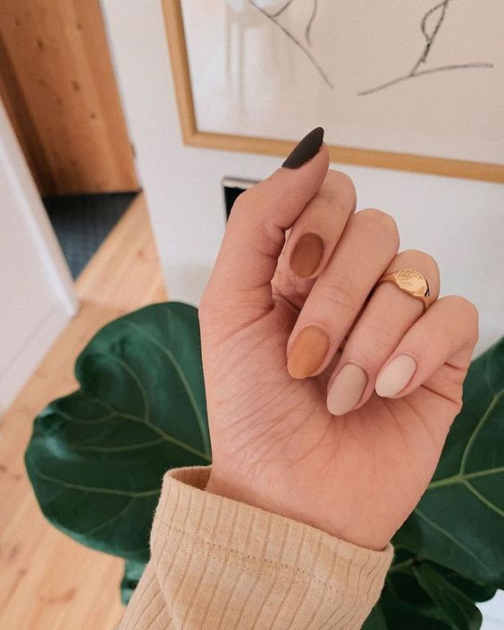 Minimalist And Neutral Manicure Ideas That Will Be Dominating This Fall