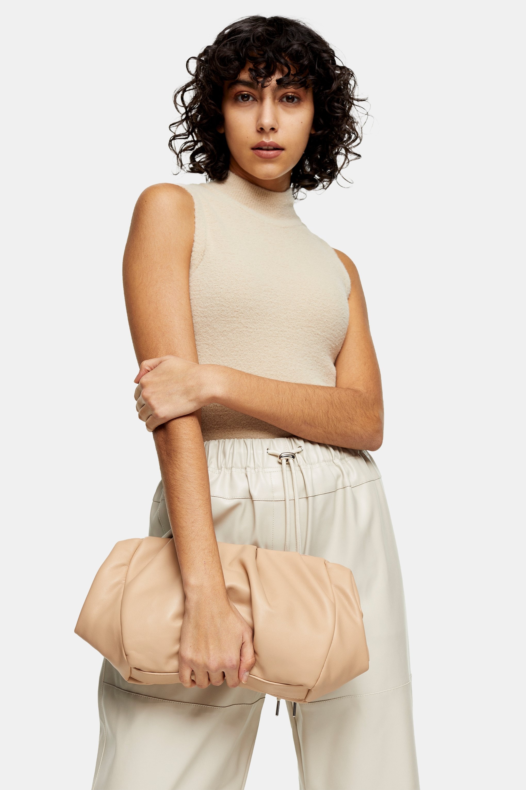 The Slouchy Handbag Trend That We Love And Gonna See Everywhere Next Year
