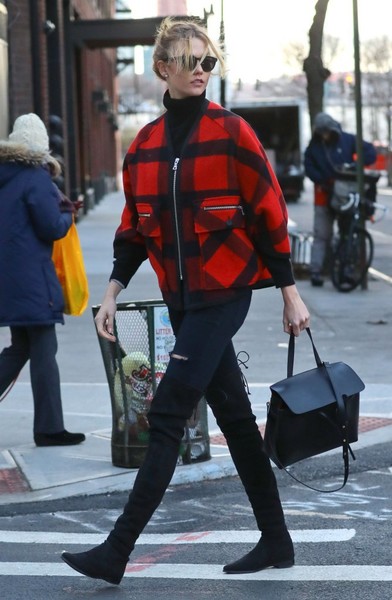 Karlie Kloss topped off her street-chic look with a black Mansur Gavriel Lady bag.