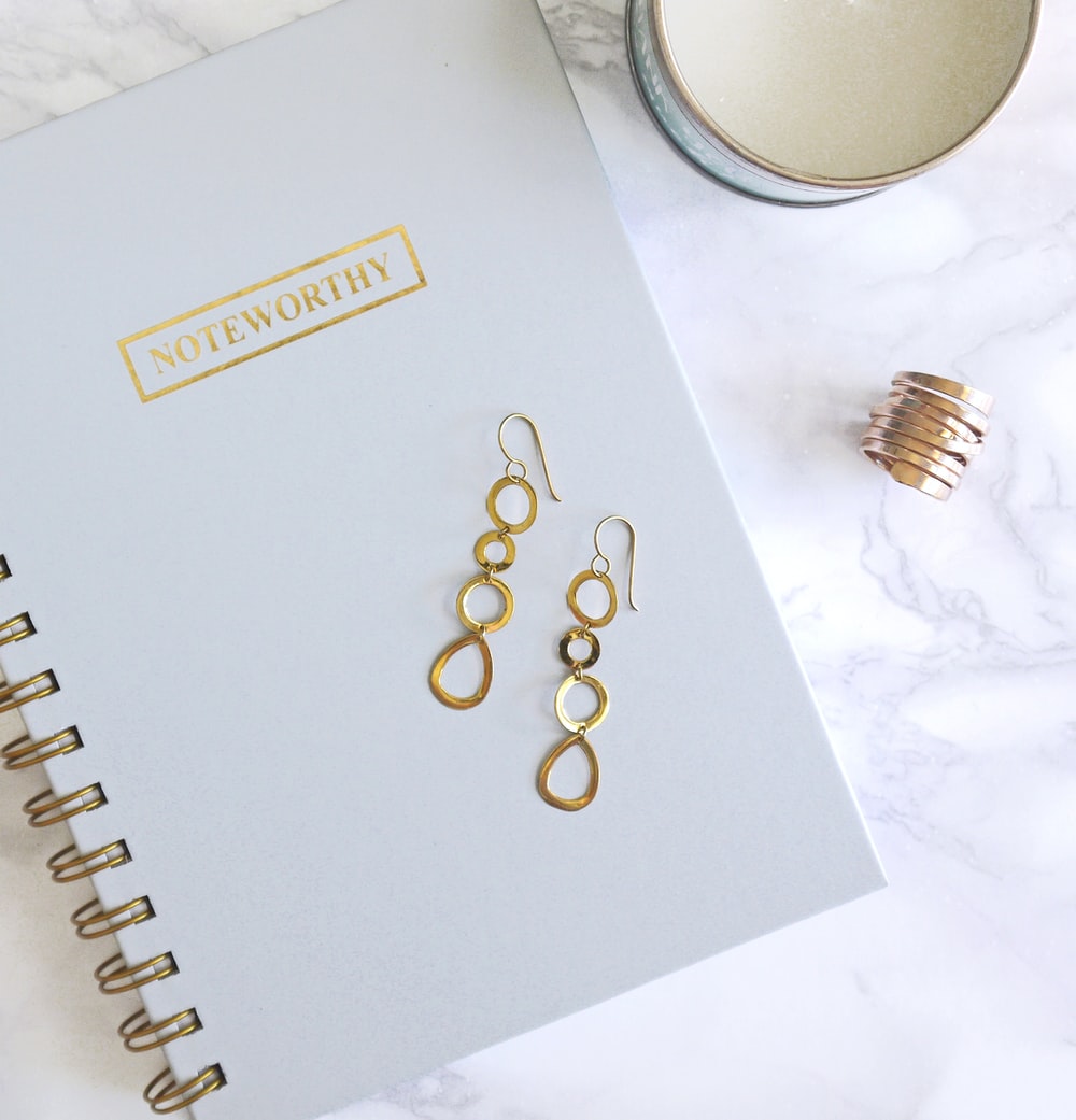 5 Tips To Pull Off A Stunning Look With Minimal Jewellery