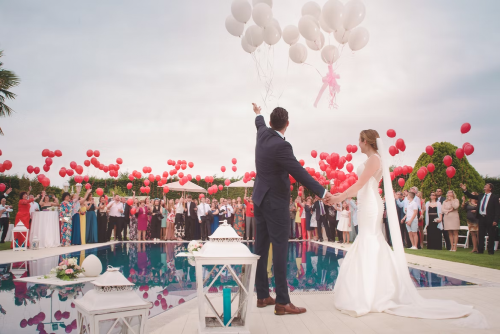 Consider These 8 Factors When Shopping for Your Wedding Dress