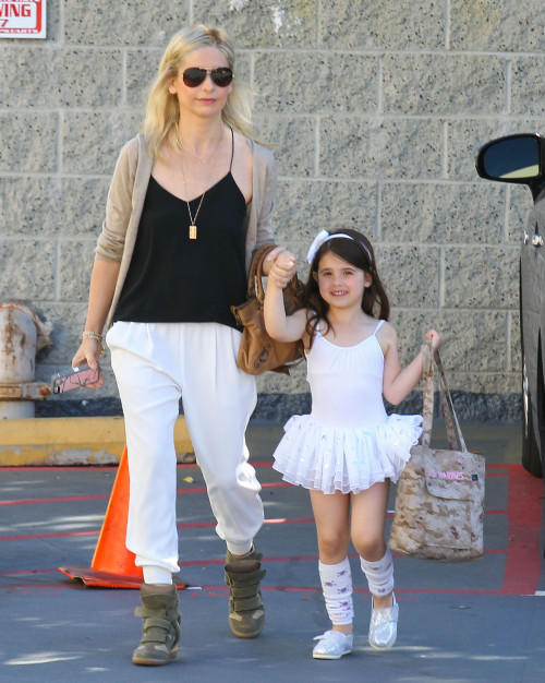 Sarah Michelle Gellar Takes Her Daughter To Ballet Class Sarah Michelle Gellar Takes Her Daughter To Ballet Class