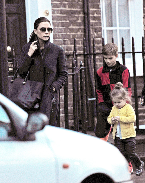  Victoria Beckham stops by a Cell Phone Store with Harper and Romeo 